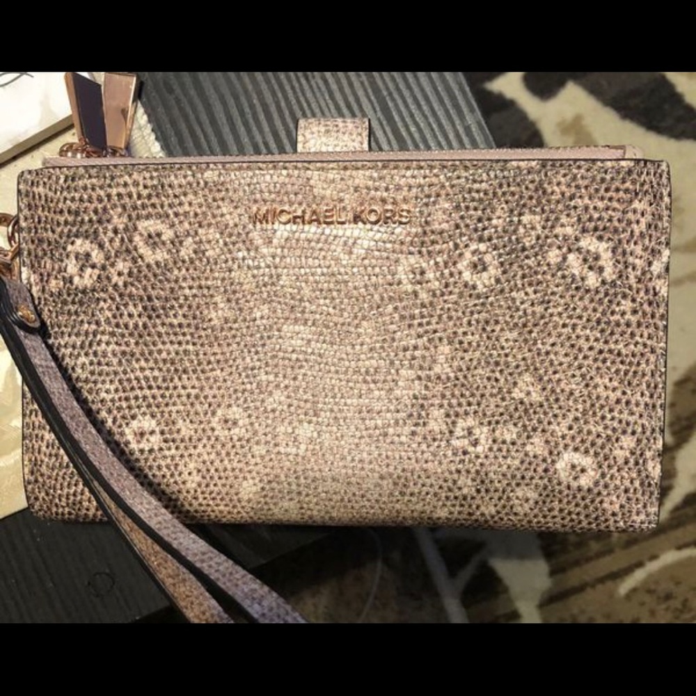Michael Kor wristlet. Like new. Used once $35